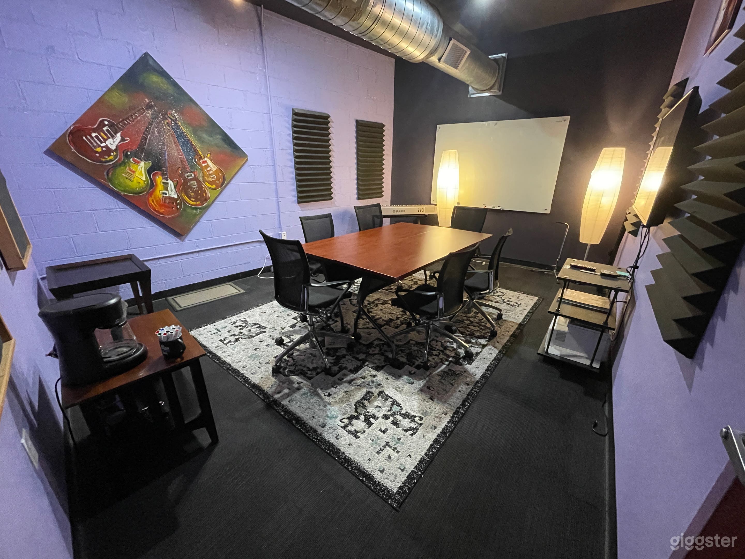 Conference Room with Artistic Vibe Photo 2