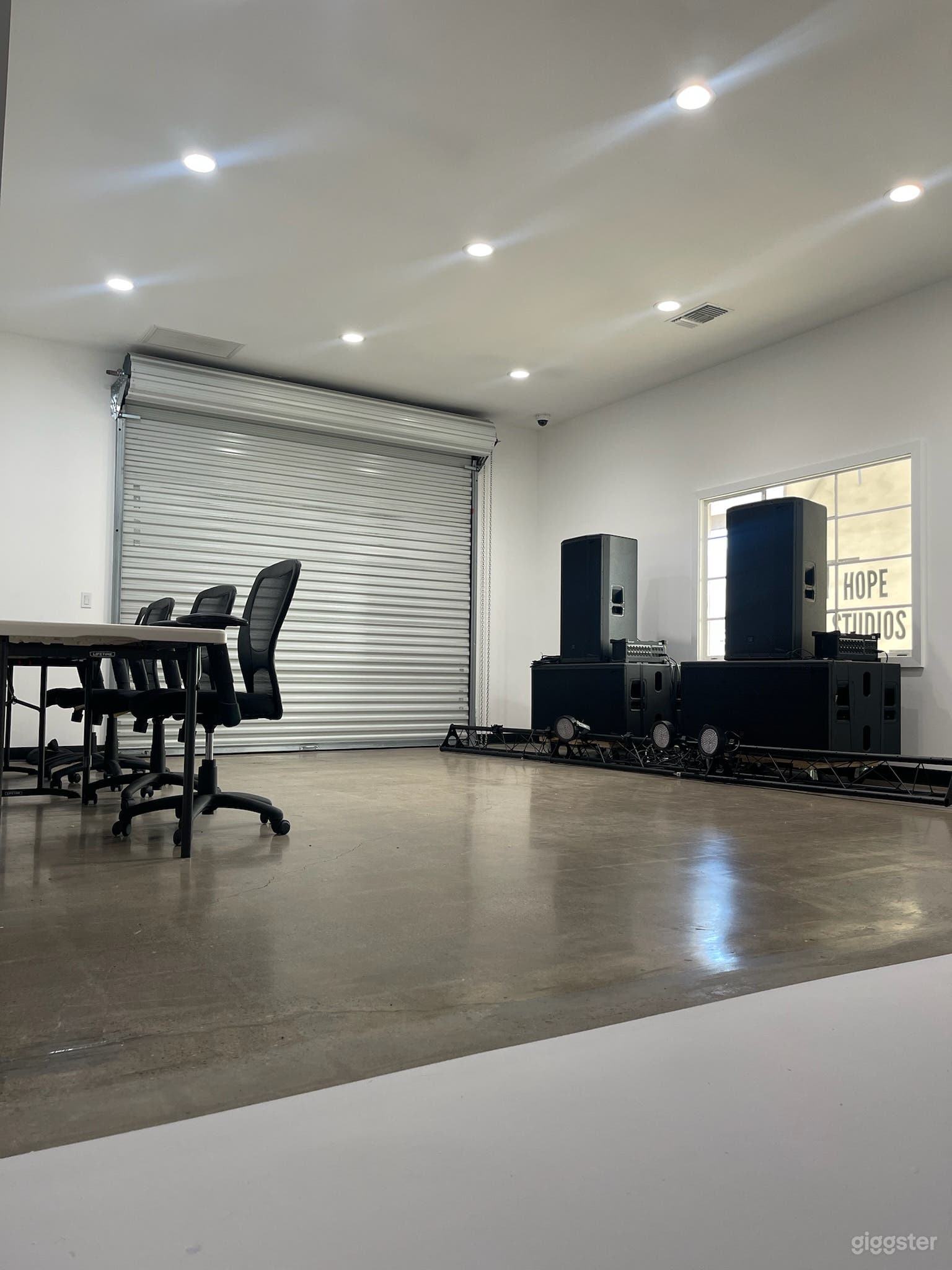 Spacious Sound Stage | White CYC w/ Parking Photo 4