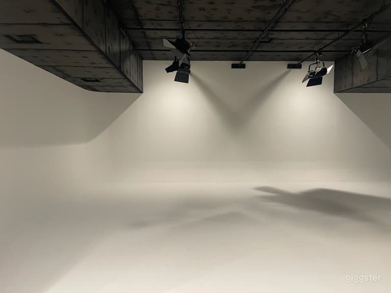  Spacious Sound Stage | White CYC w/ Parking 