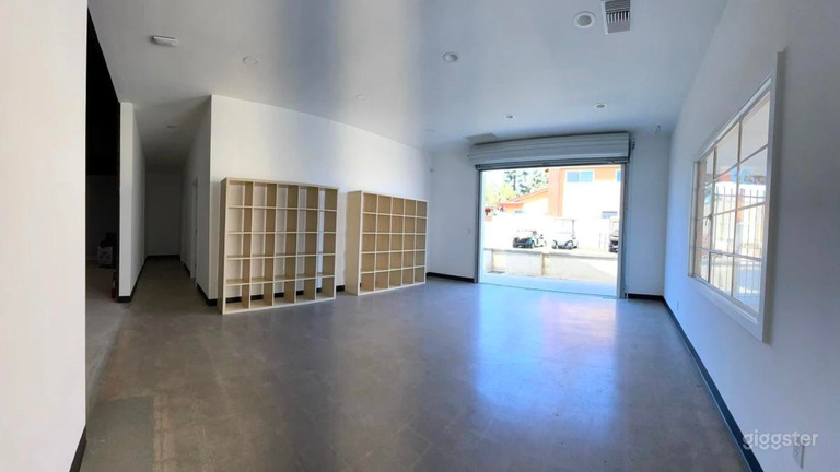  Bay Door Entrance directly off the soundstage. Entrance is 10ft tall. 