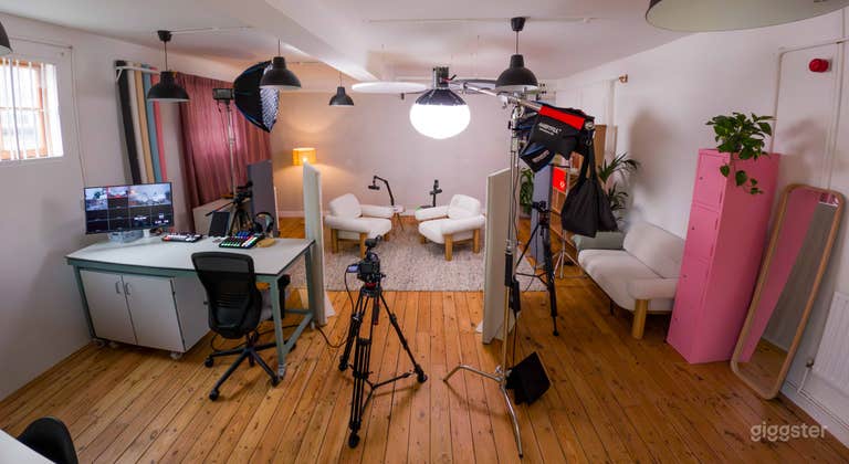  Fully equipped with 3 cameras, lighting, and a control desk, everything ready for a professional production. 