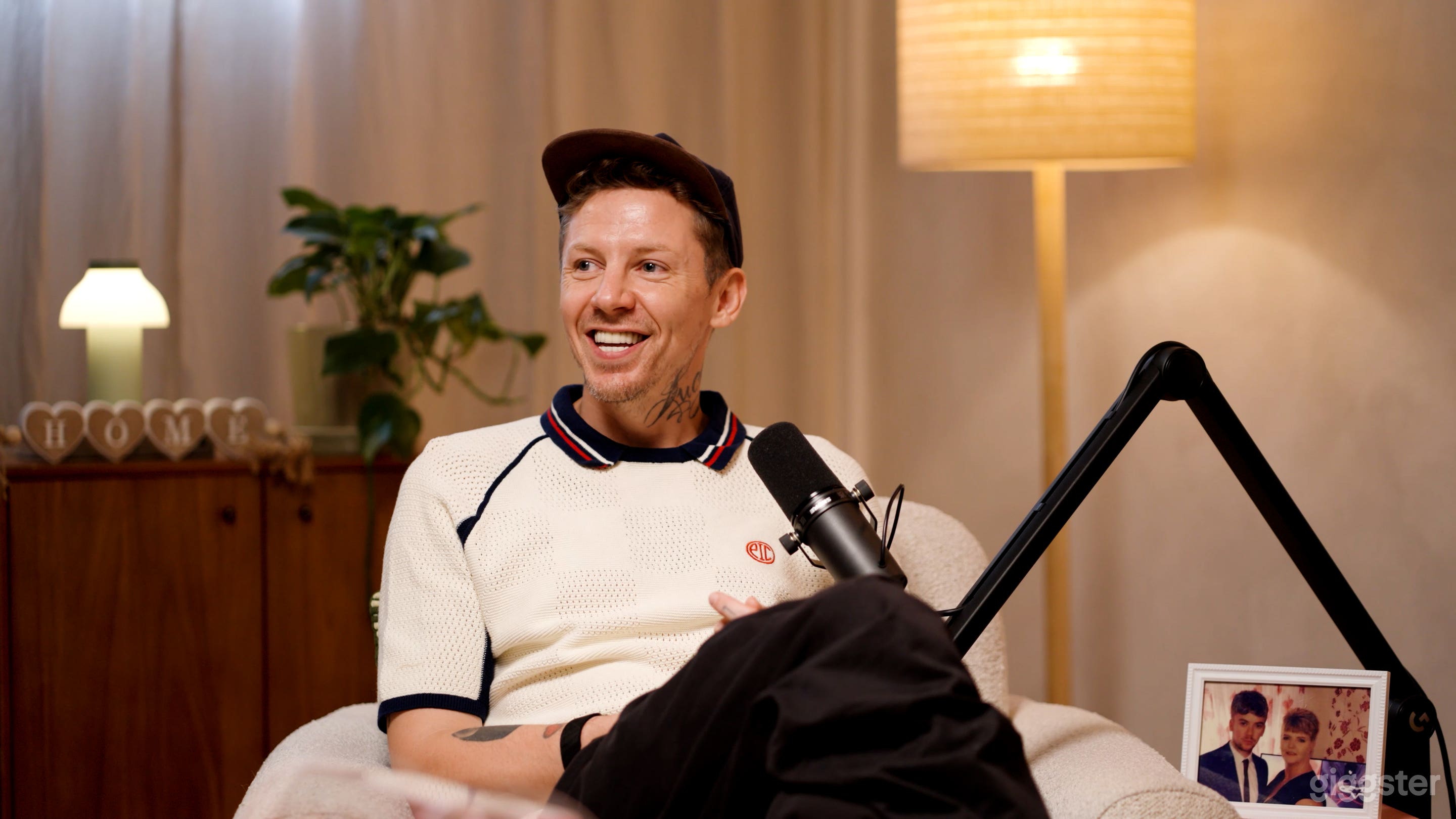 Shoreditch Podcast Studio - Cozy, High-End, Customisable Photo 4