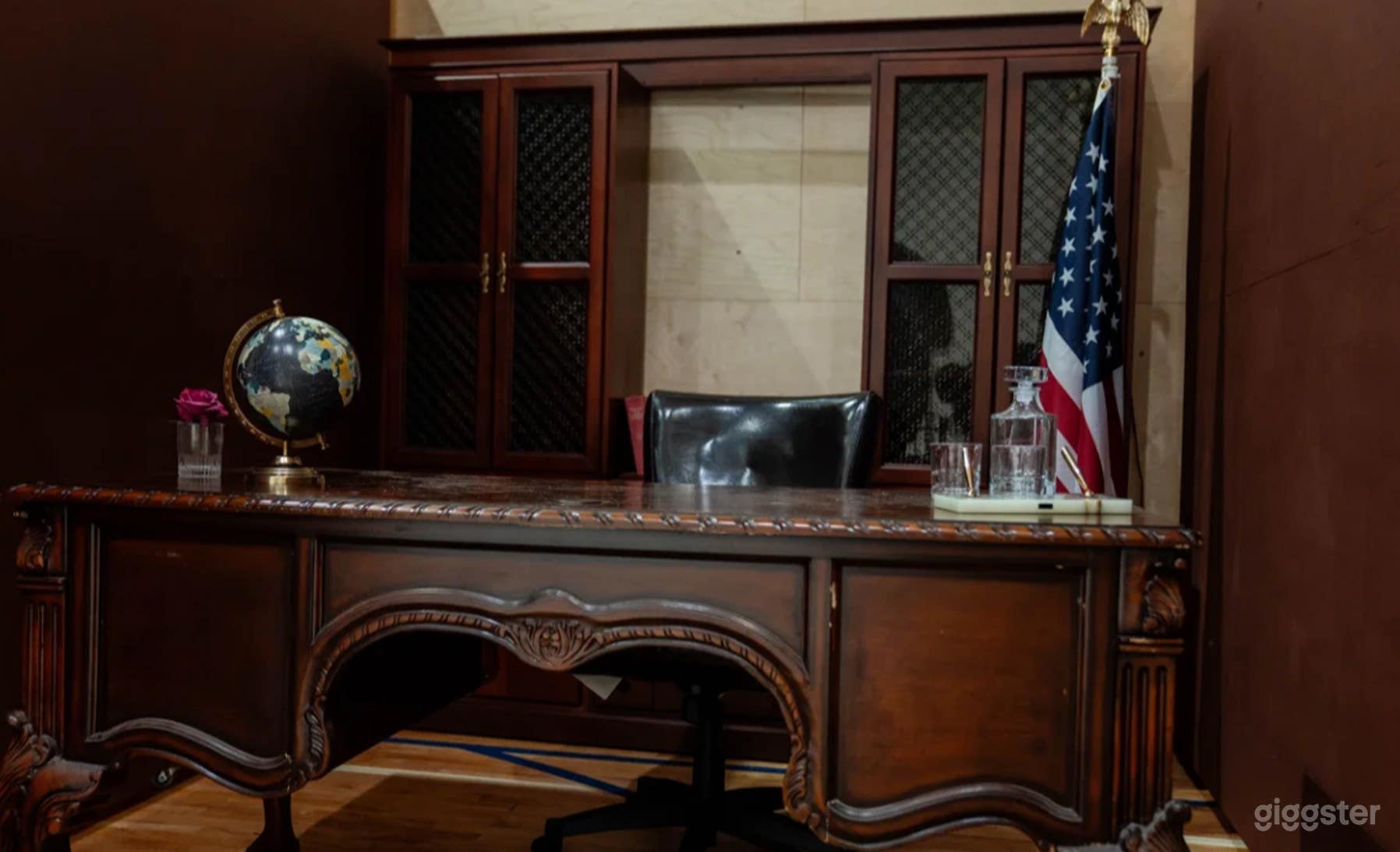 Executive Office Photo/Film Set Photo 2