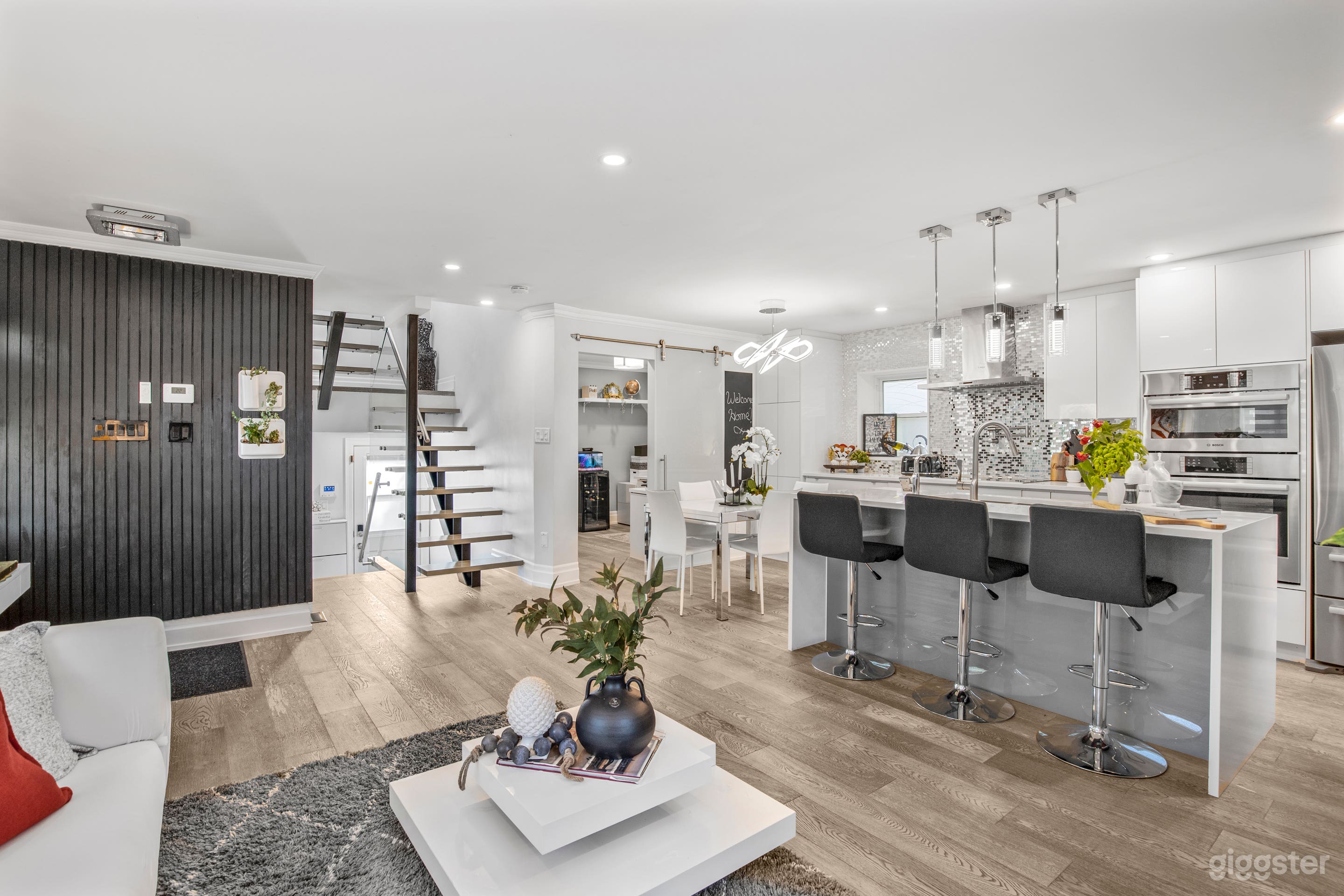 Stylish, Sun-Filled Etobicoke Home – 3 + 1 Beds, 4 Baths Photo 4