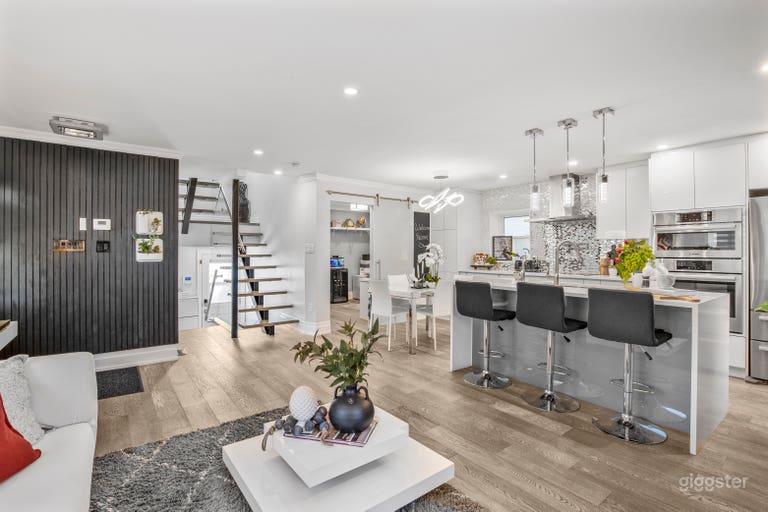  Stylish, Sun-Filled Etobicoke Home – 3 + 1 Beds, 4 Baths 