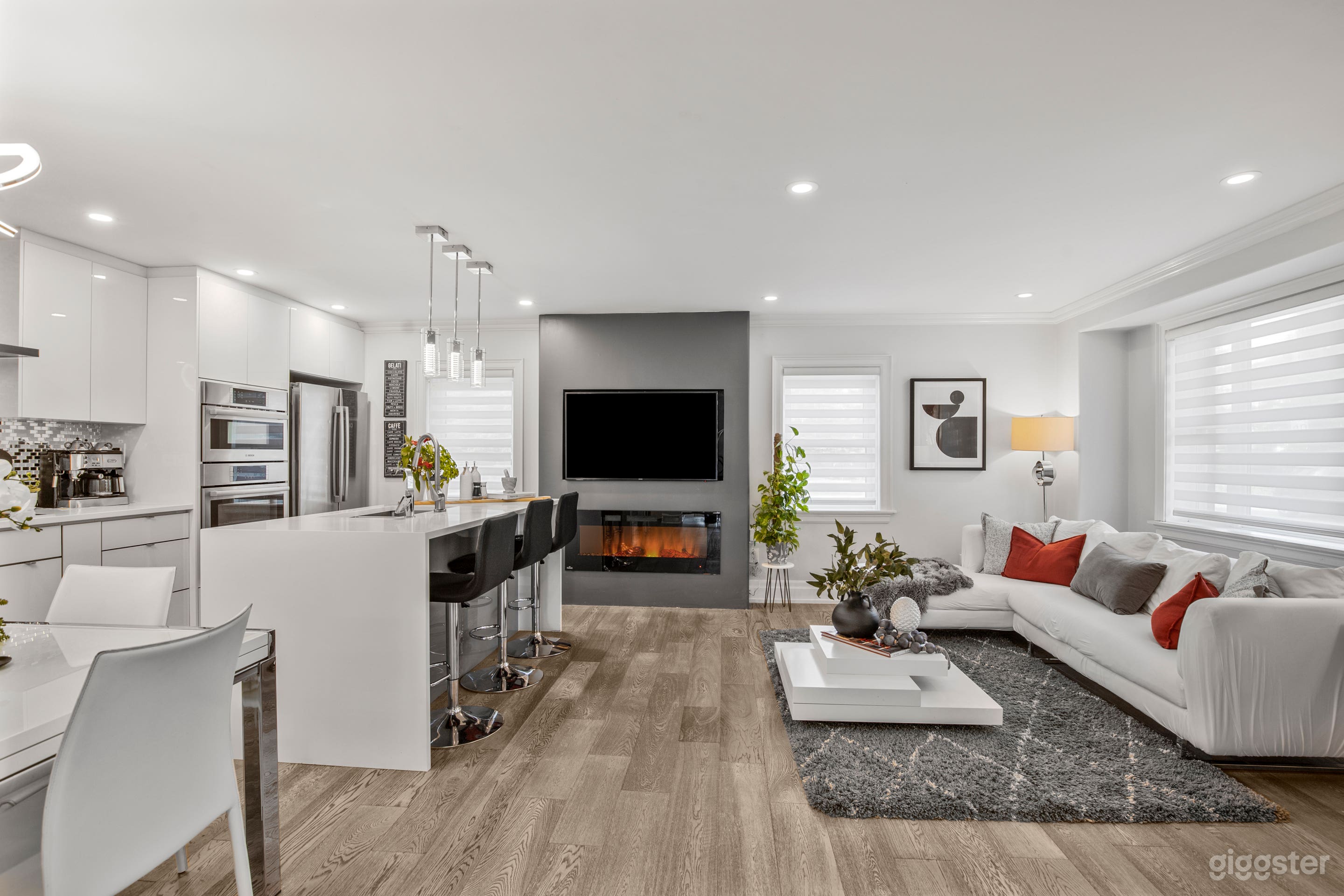 Stylish, Sun-Filled Etobicoke Home – 3 + 1 Beds, 4 Baths Photo 2