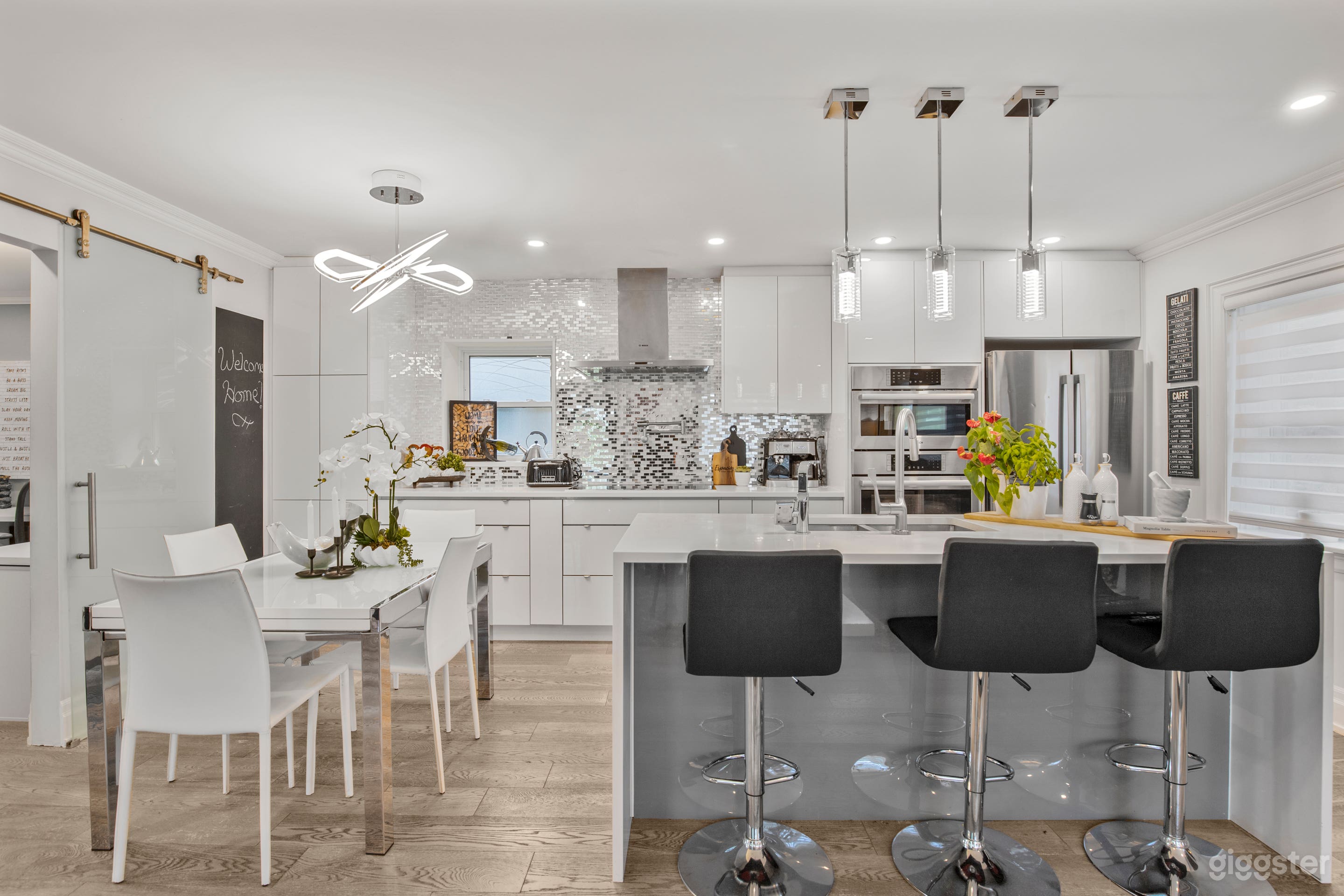 Stylish, Sun-Filled Etobicoke Home – 3 + 1 Beds, 4 Baths Photo 3