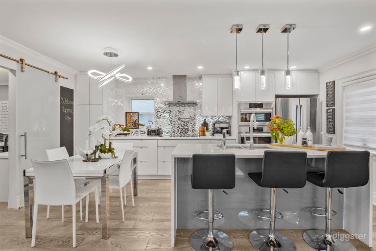  Stylish, Sun-Filled Etobicoke Home – 3 + 1 Beds, 4 Baths 