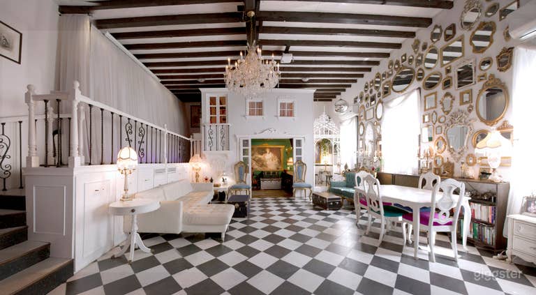  Stunning Loft With Amazing Mirror Wall 