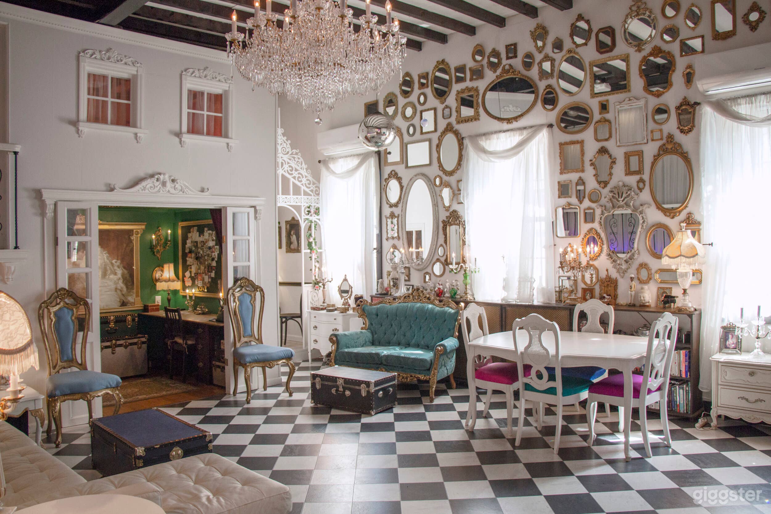 Stunning Loft With Amazing Mirror Wall Photo 4