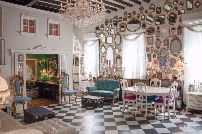  Stunning Loft With Amazing Mirror Wall 