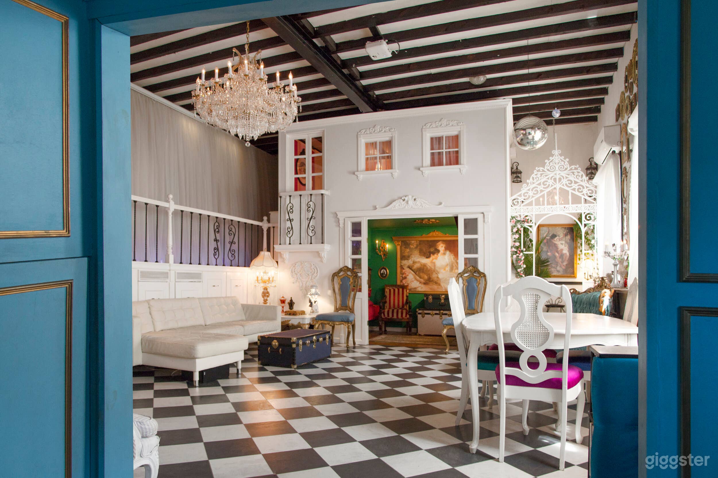 Stunning Loft With Amazing Mirror Wall Photo 1