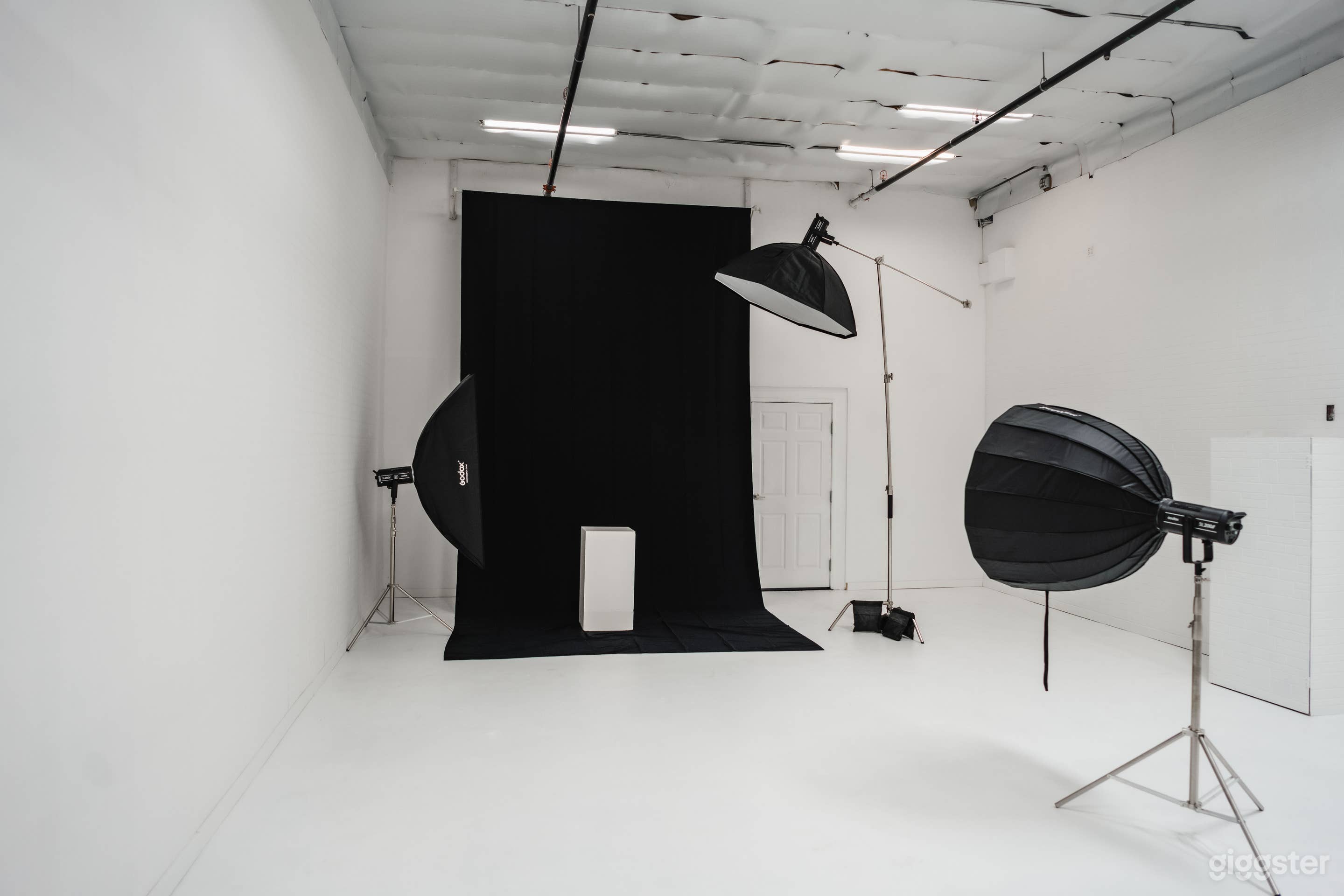 White canvas - Perfect for Photo and Video Shoot Photo 1