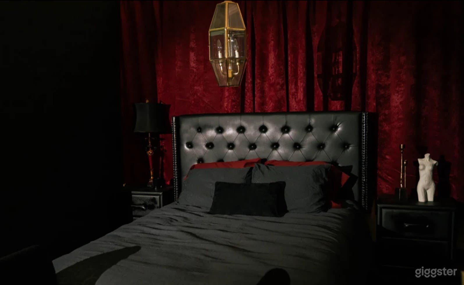 Bedroom Set with Spotlight Photo 3