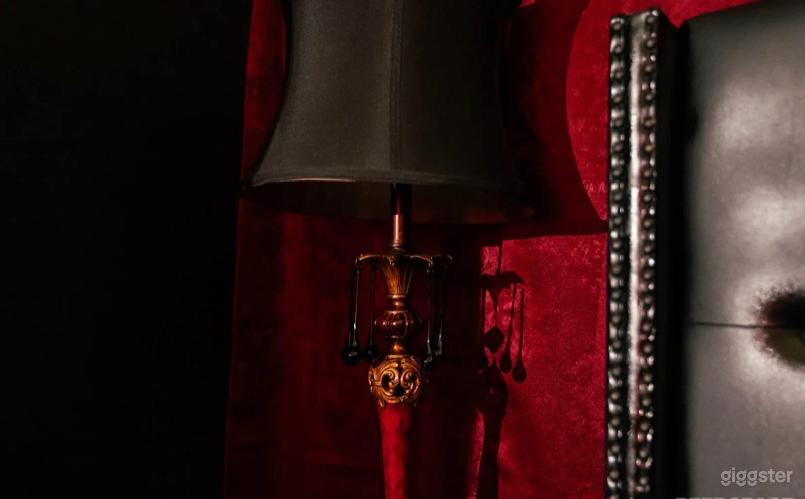 Bedroom Set with Spotlight Photo 4