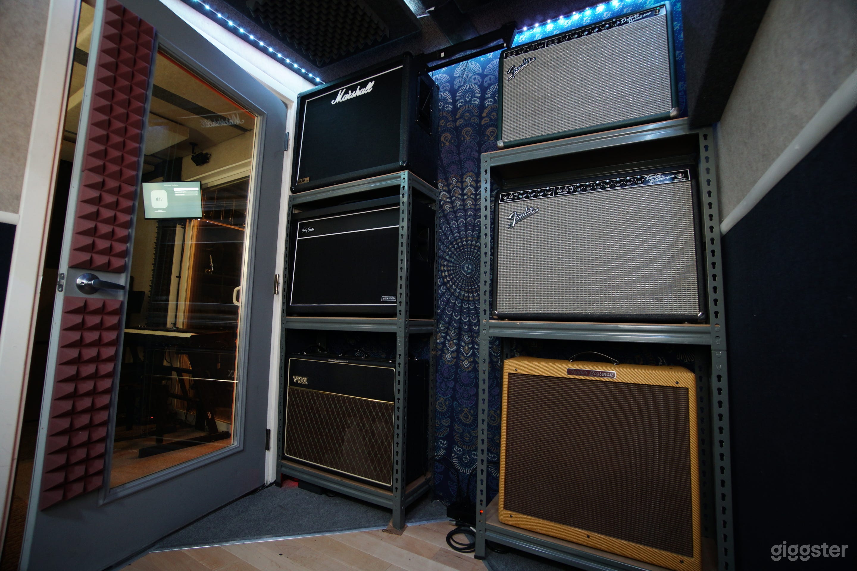 Cozy Recording Studio off Main Drag Photo 4
