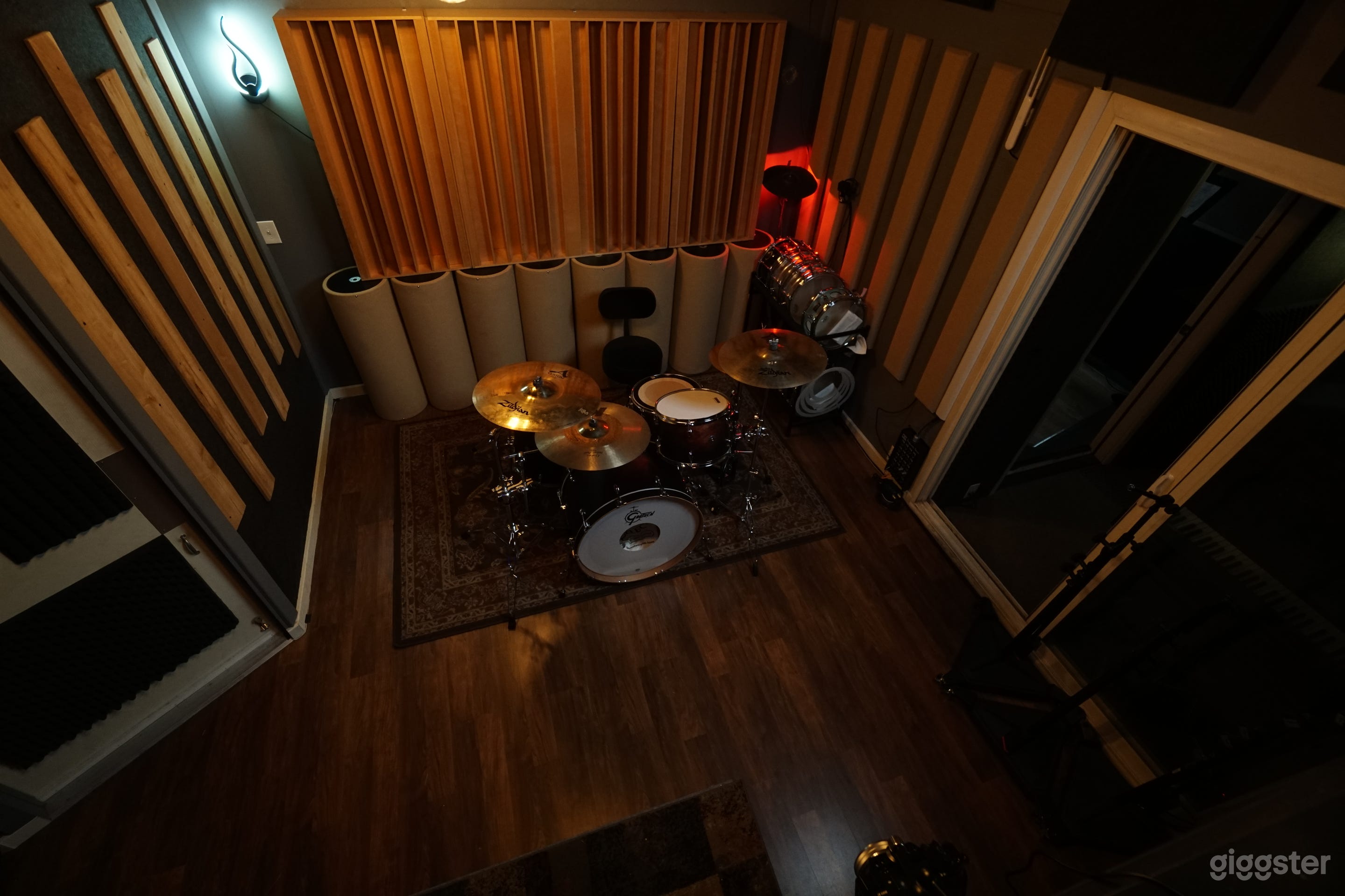 Cozy Recording Studio off Main Drag Photo 3