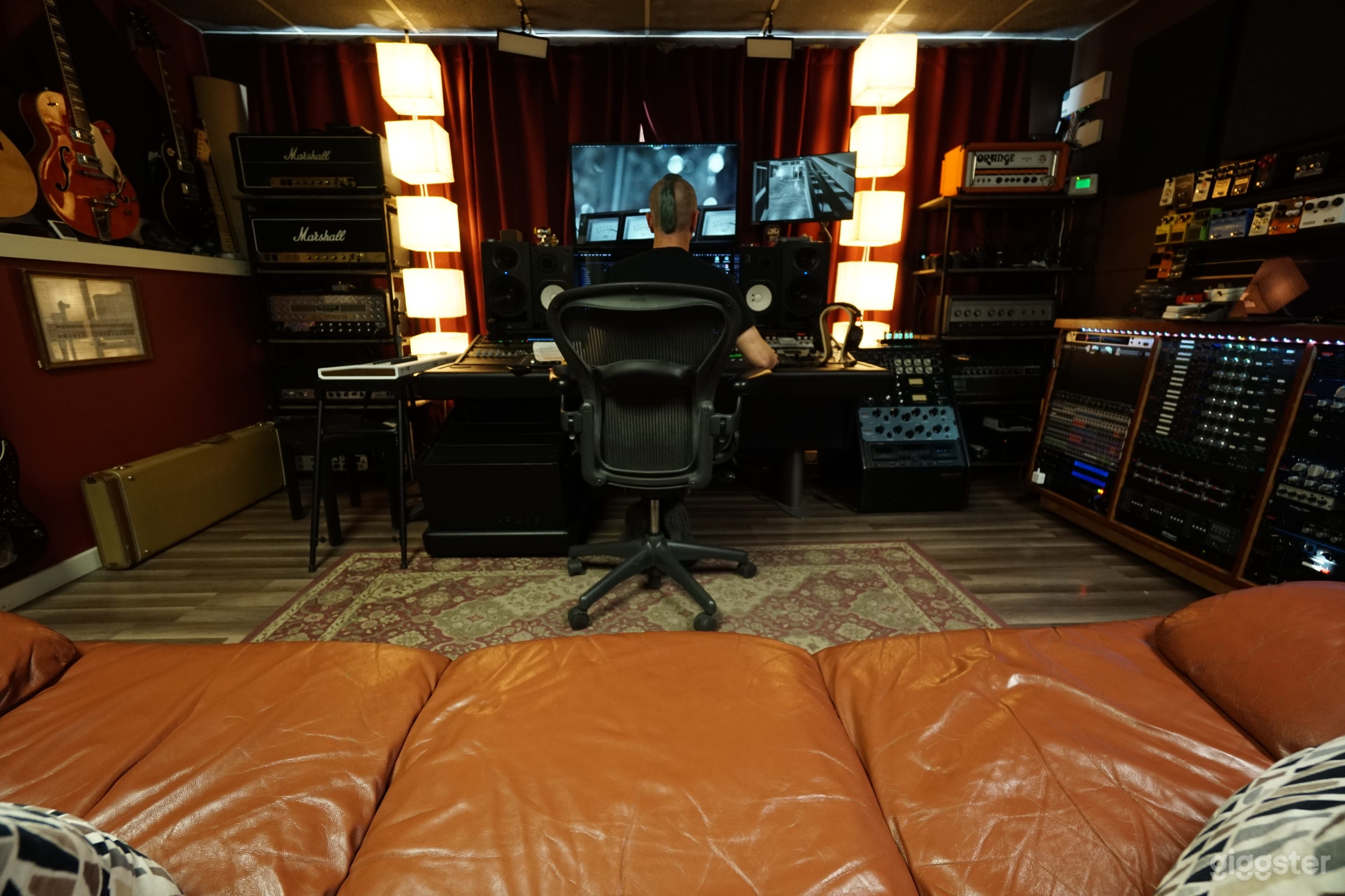 Cozy Recording Studio off Main Drag Photo 2