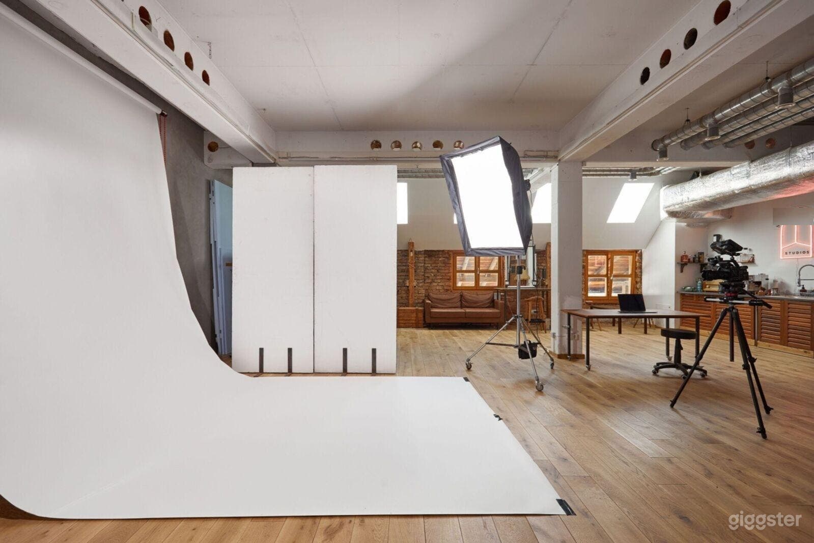 Historischer Studio-Standort mit Bauernhof-Flair in der Stadt! Foto 4