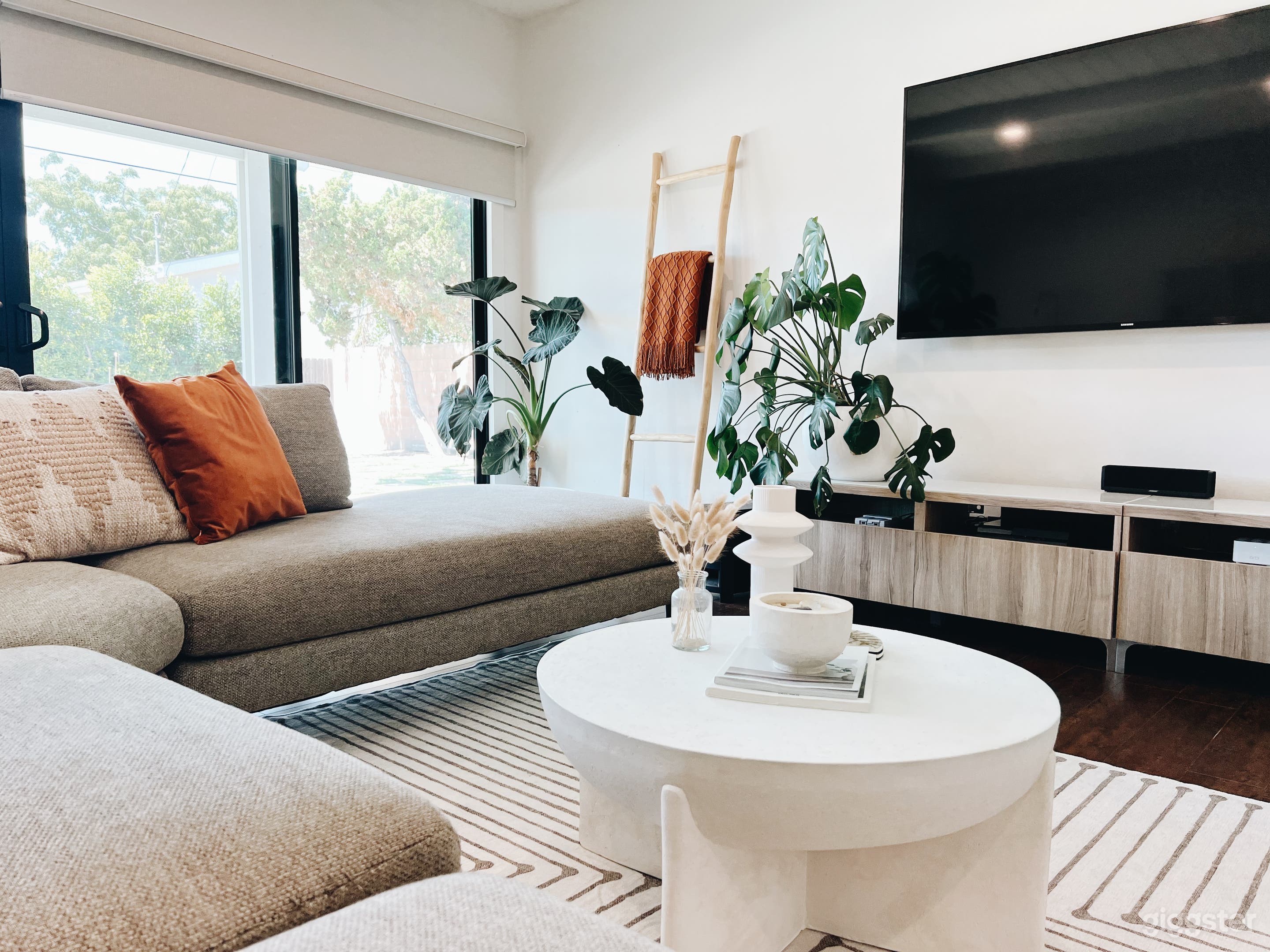 Modern Minimalist Dream House  Photo 2