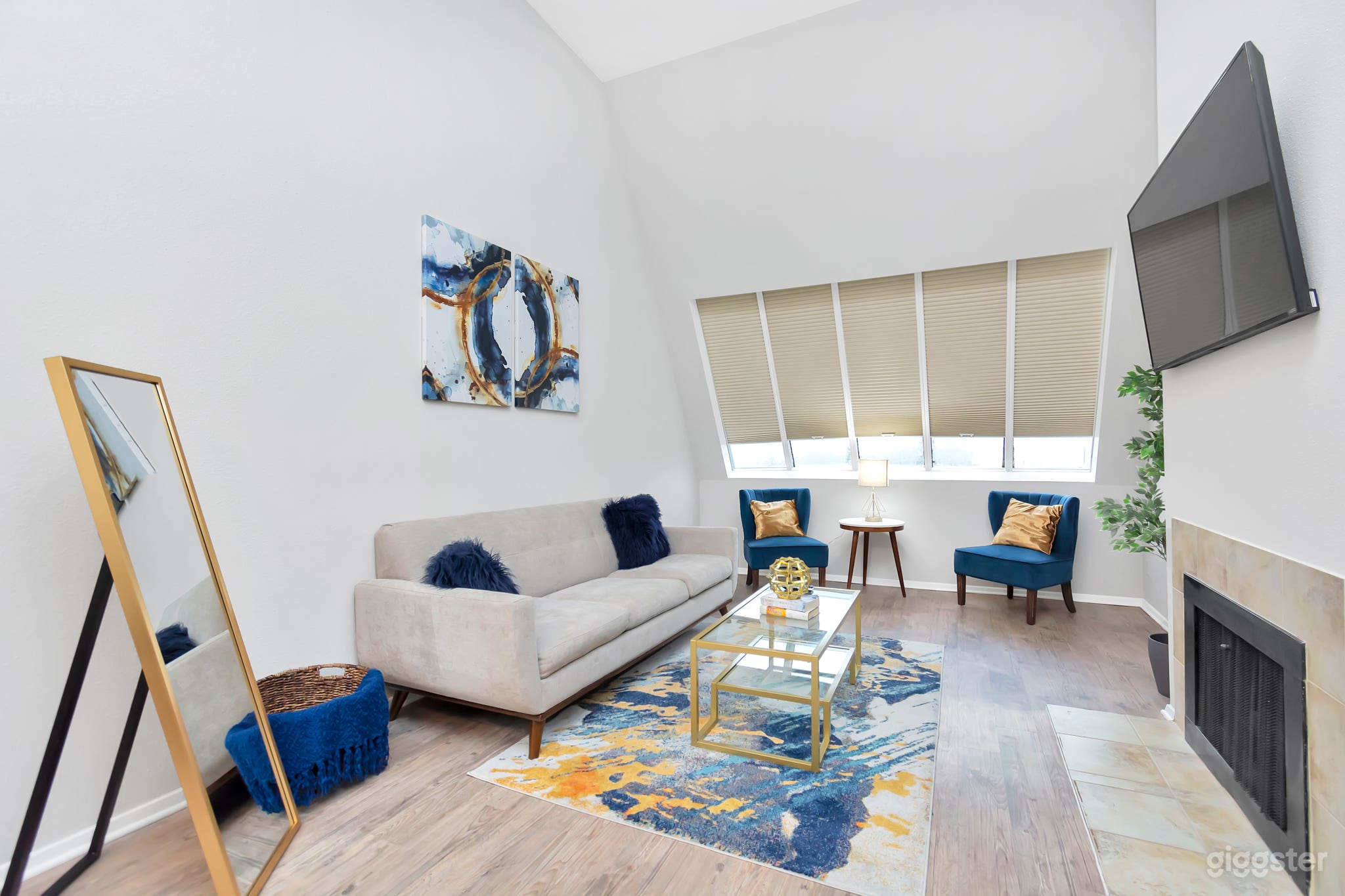 Modern condo in the heart of the Galleria area Photo 1