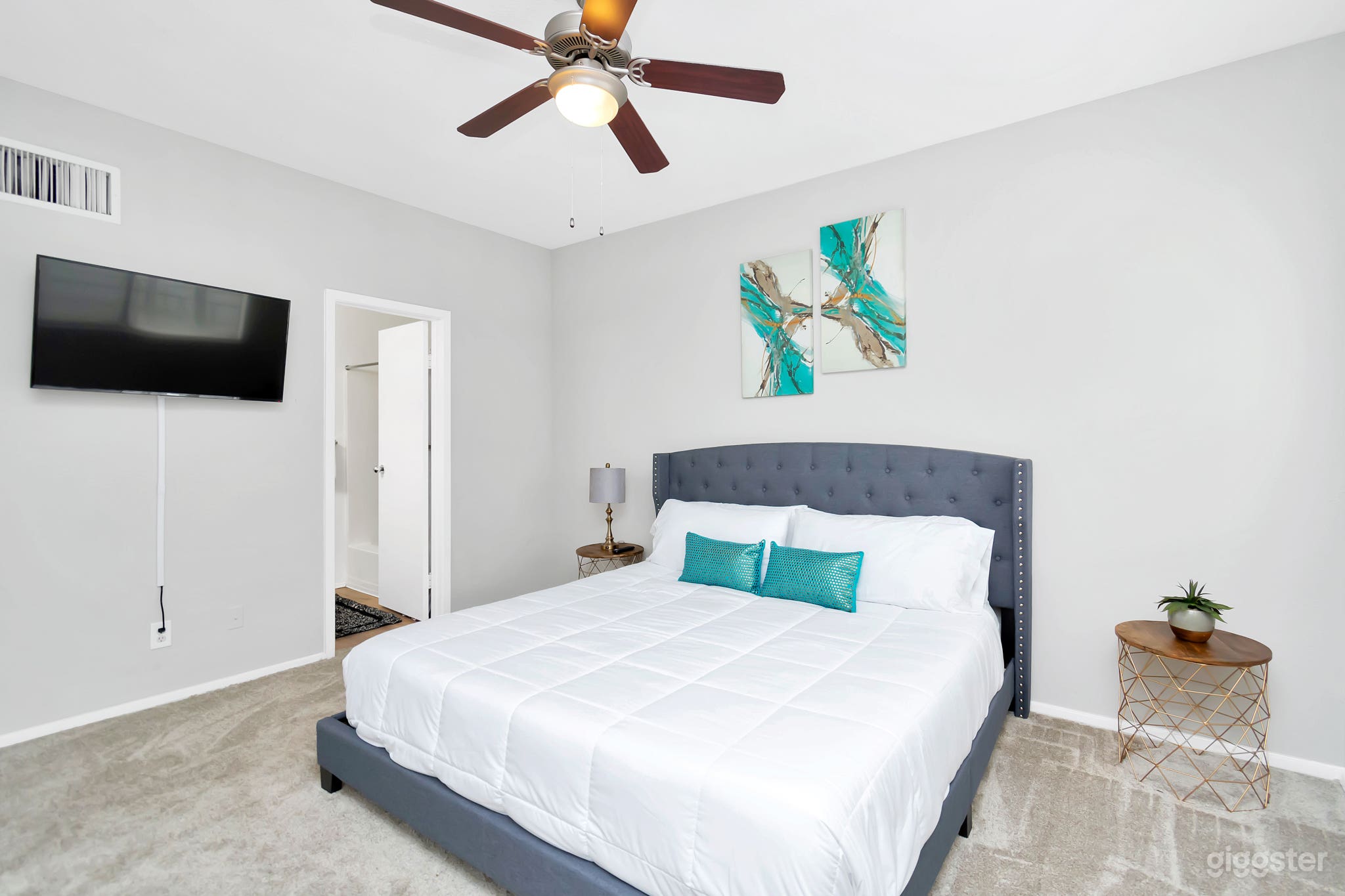 Modern condo in the heart of the Galleria area Photo 4