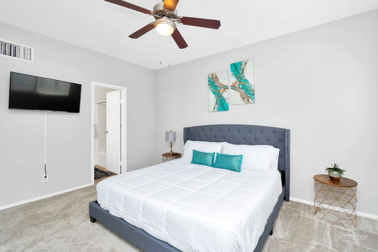  Modern condo in the heart of the Galleria area 