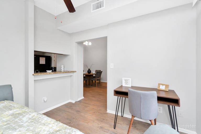  Modern condo in the heart of the Galleria area 