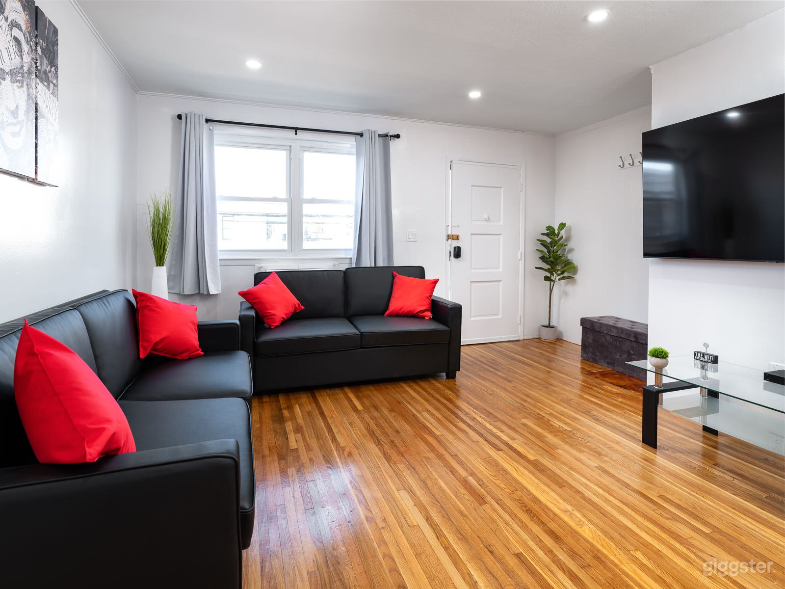 Astoria's Artistic Urban Apartment  Photo 3