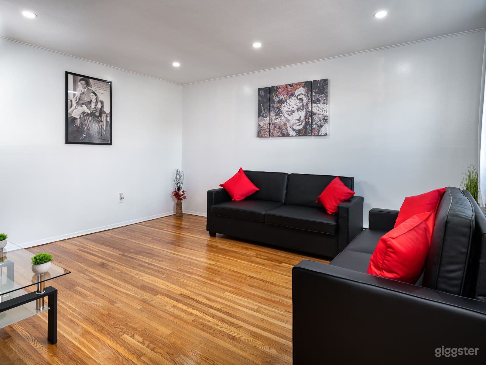 Astoria's Artistic Urban Apartment  Photo 2