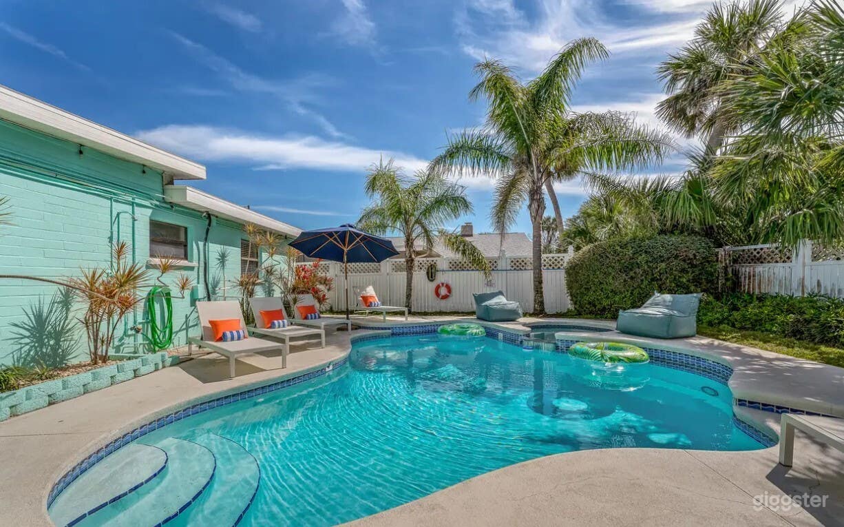 Heated Teal Pool Retreat Photo 3