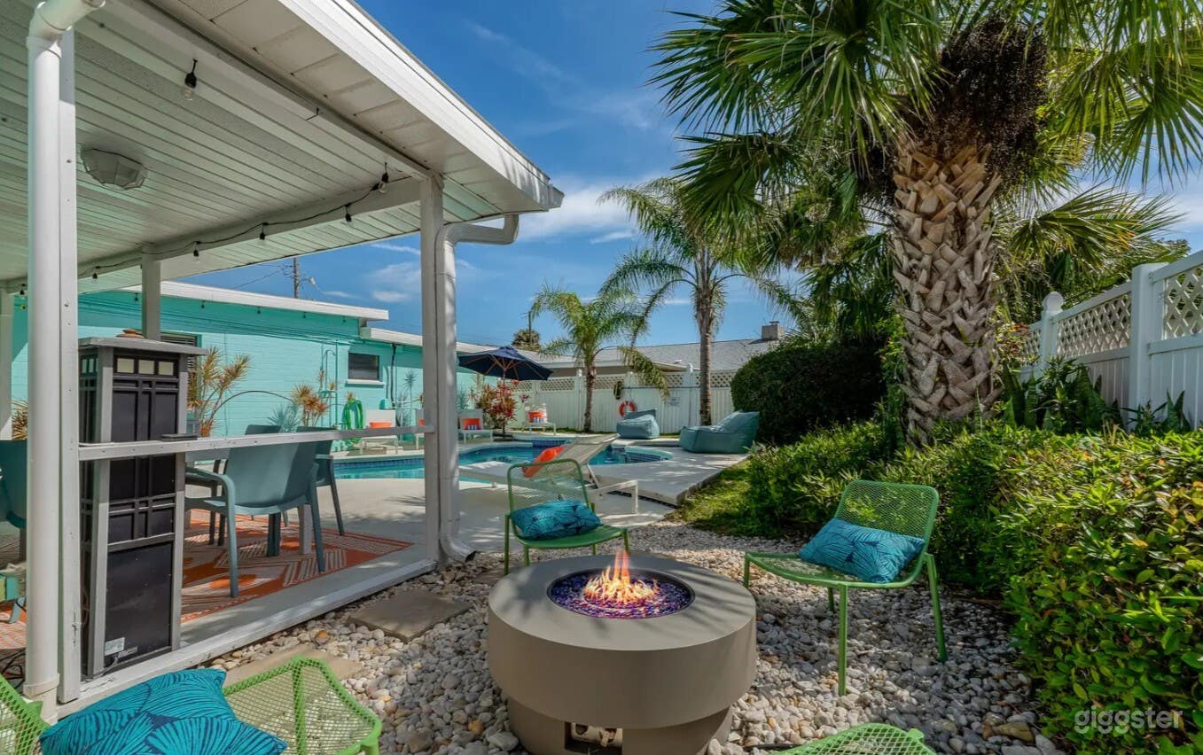 Heated Teal Pool Retreat Photo 4