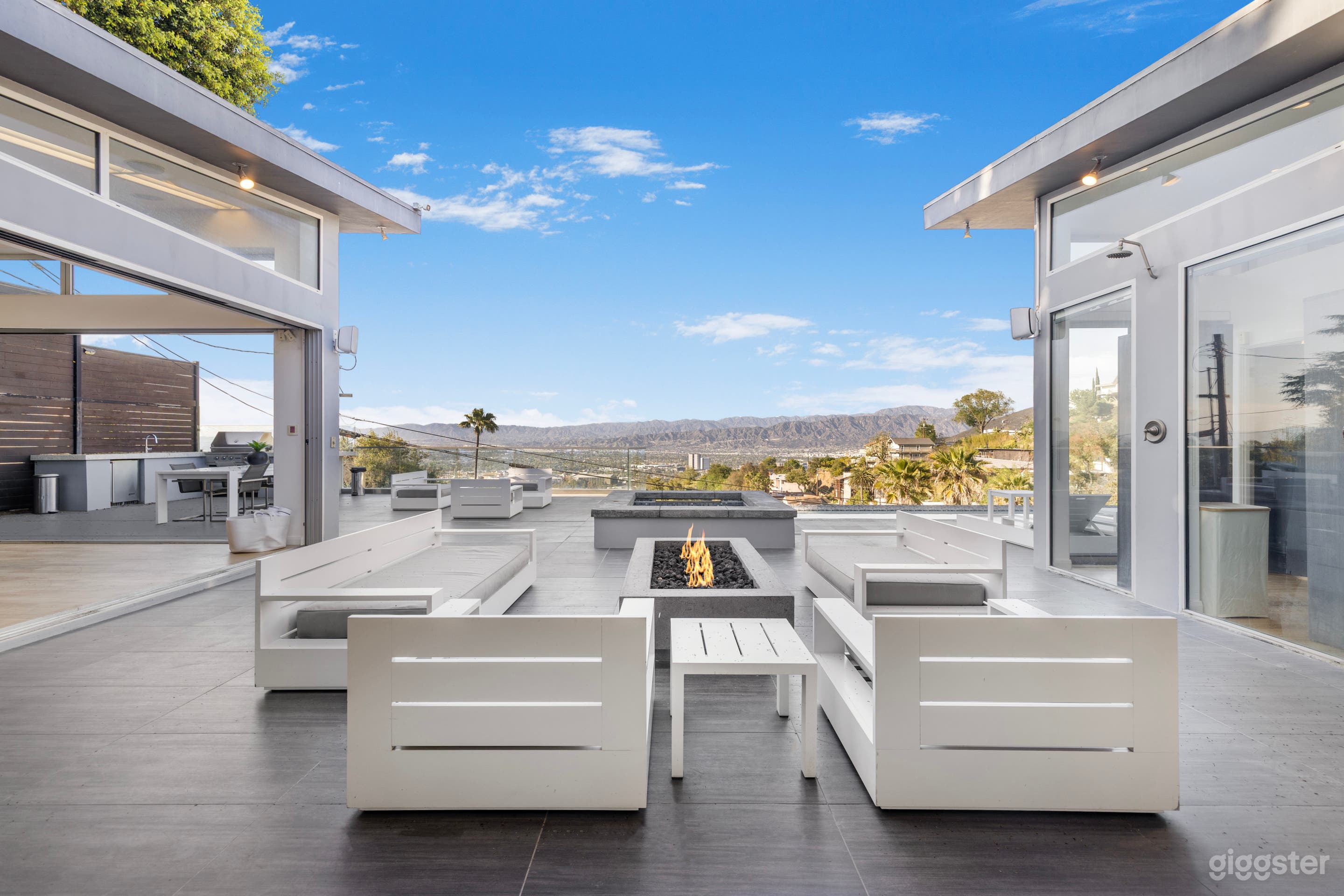 CANYON LIGHTHOUSE WITH DECKS, DRAMA & MID-MOD COOL Photo 3