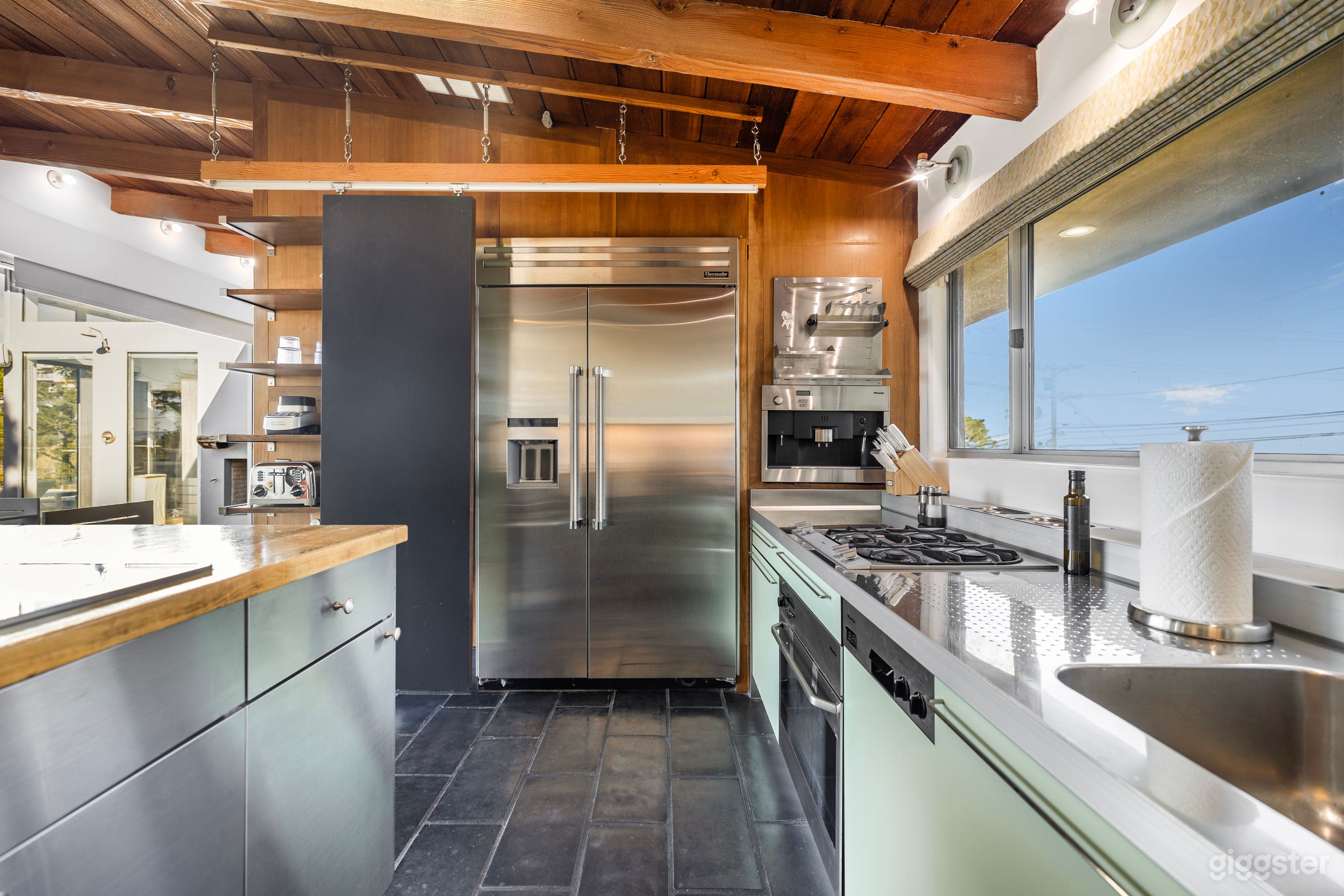 CANYON LIGHTHOUSE WITH DECKS, DRAMA & MID-MOD COOL Photo 4