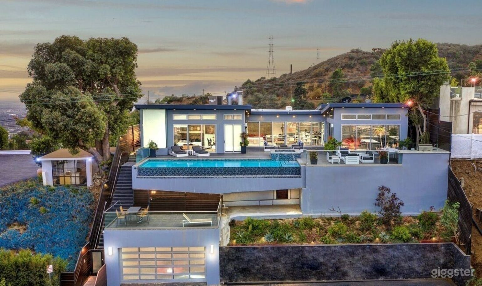 CANYON LIGHTHOUSE WITH DECKS, DRAMA & MID-MOD COOL Photo 2