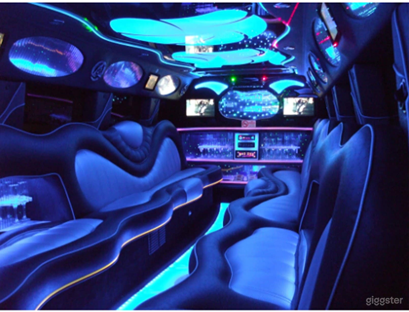 Toronto's Premier Limousine/ Party Bus  Photo 4