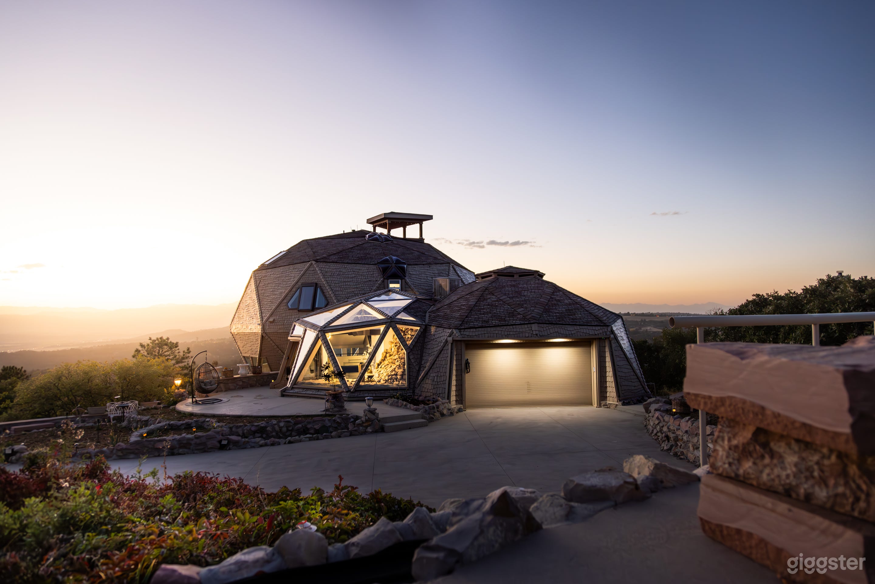 Unique 7-levels Luxury - Hot tub, Rooftop & Views! Photo 1