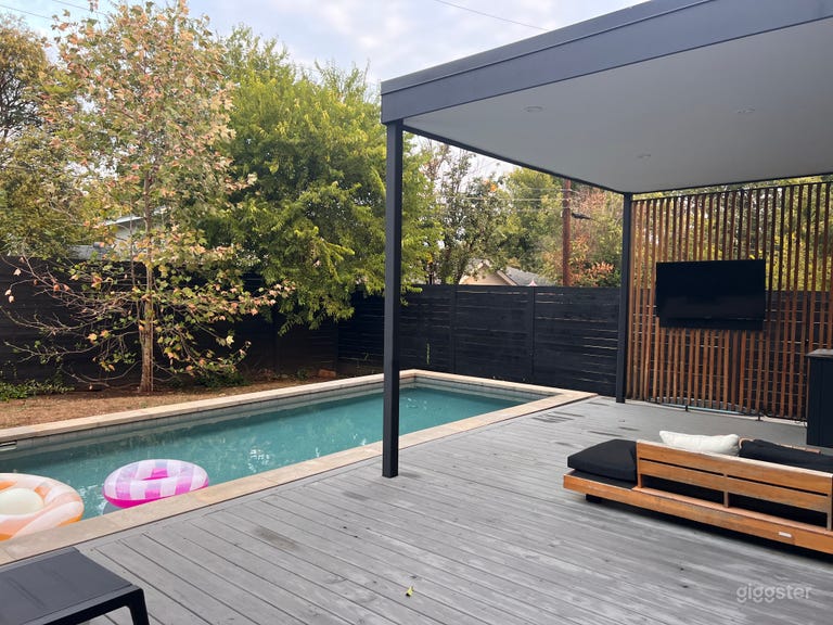  Beautiful Chilling pool off south congress 