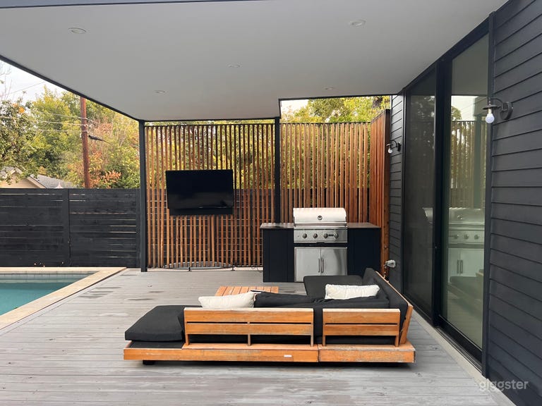  Beautiful Chilling pool off south congress 