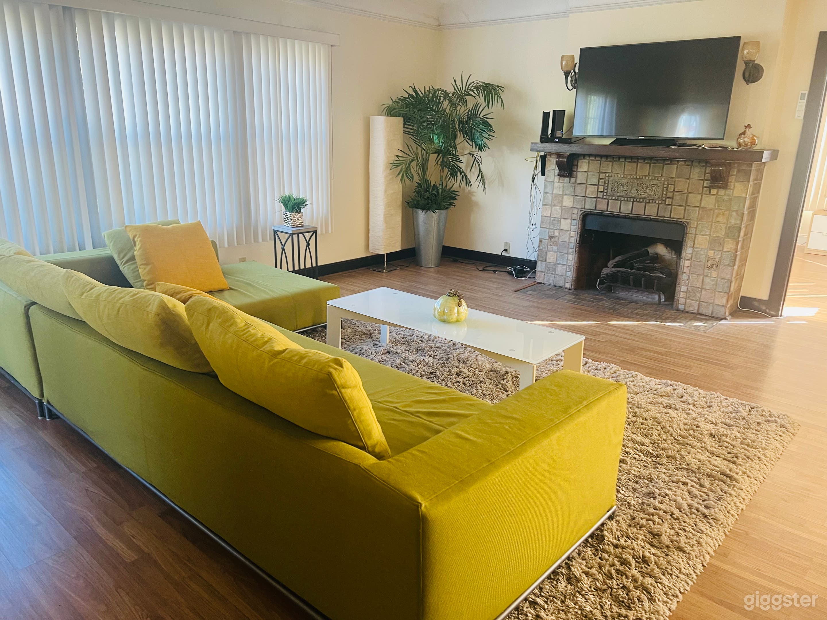 Larchmont village upper duplex prime location  Photo 1