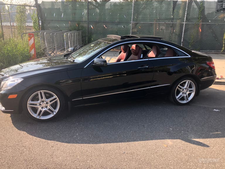  Elegante Mercedes Clase E Coupé con asientos rojos tipo cubo 