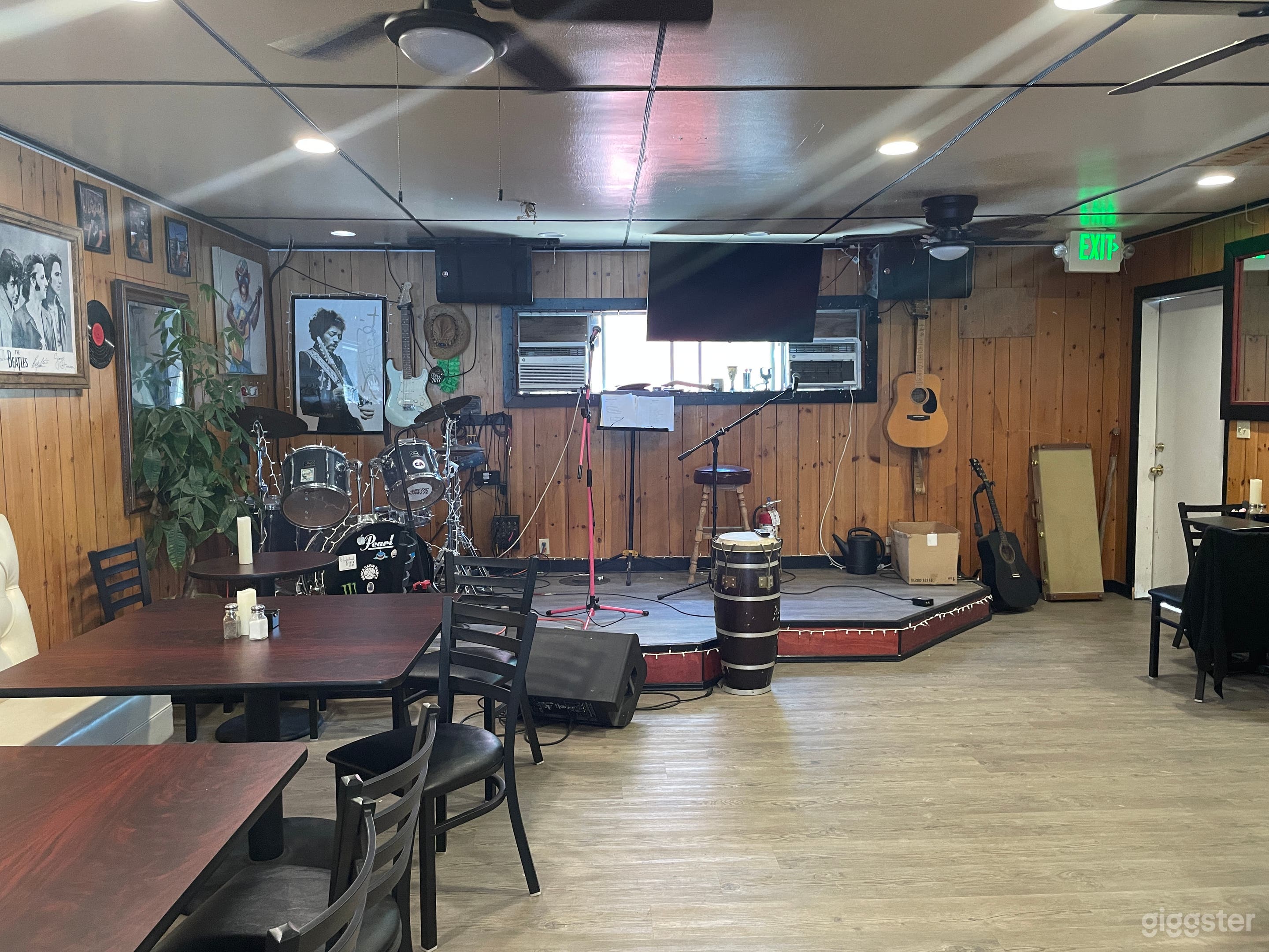 Indoor and Outdoor Garden Restaurant With Stage Photo 4