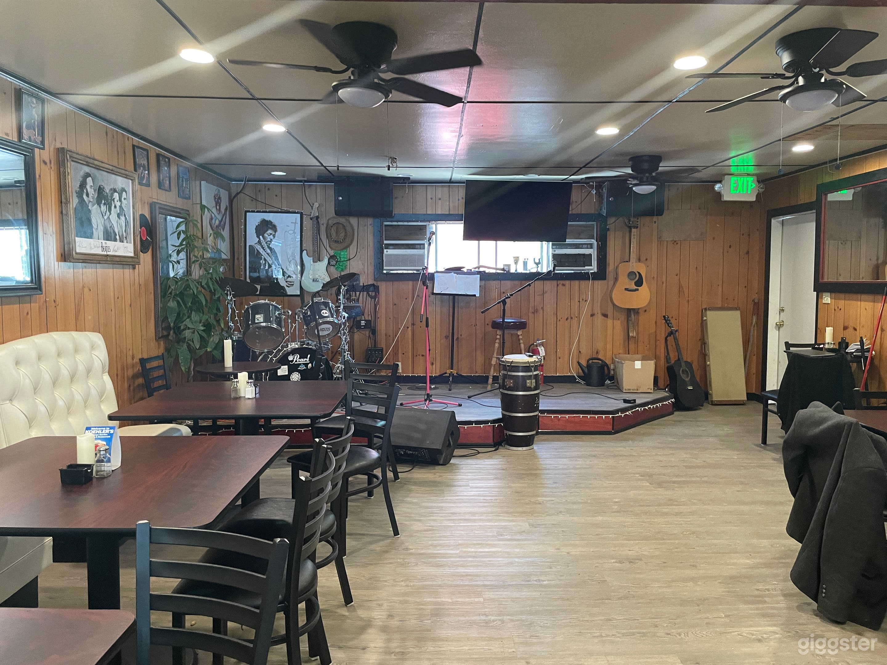 Indoor and Outdoor Garden Restaurant With Stage Photo 3