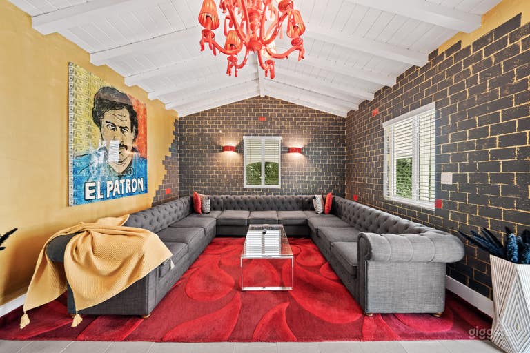  ELEGANT VILLA CARRERA: MIAMI'S GEM WITH URBAN CHIC 