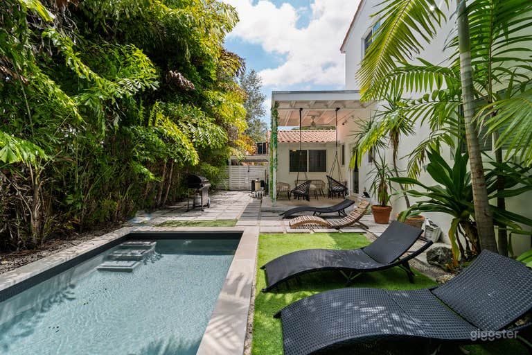  ELEGANT VILLA CARRERA: MIAMI'S GEM WITH URBAN CHIC 