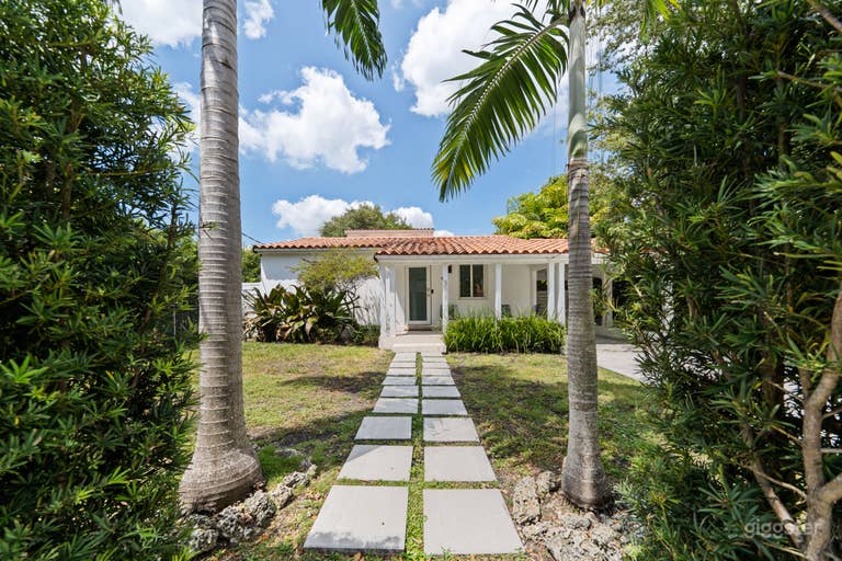  ELEGANT VILLA CARRERA: MIAMI'S GEM WITH URBAN CHIC 