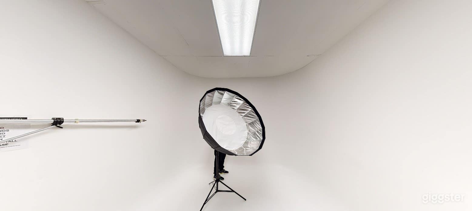 Photography Studio w/ Multiple Rooms in Lyndhurst (Full Venue Buyout) Photo 4