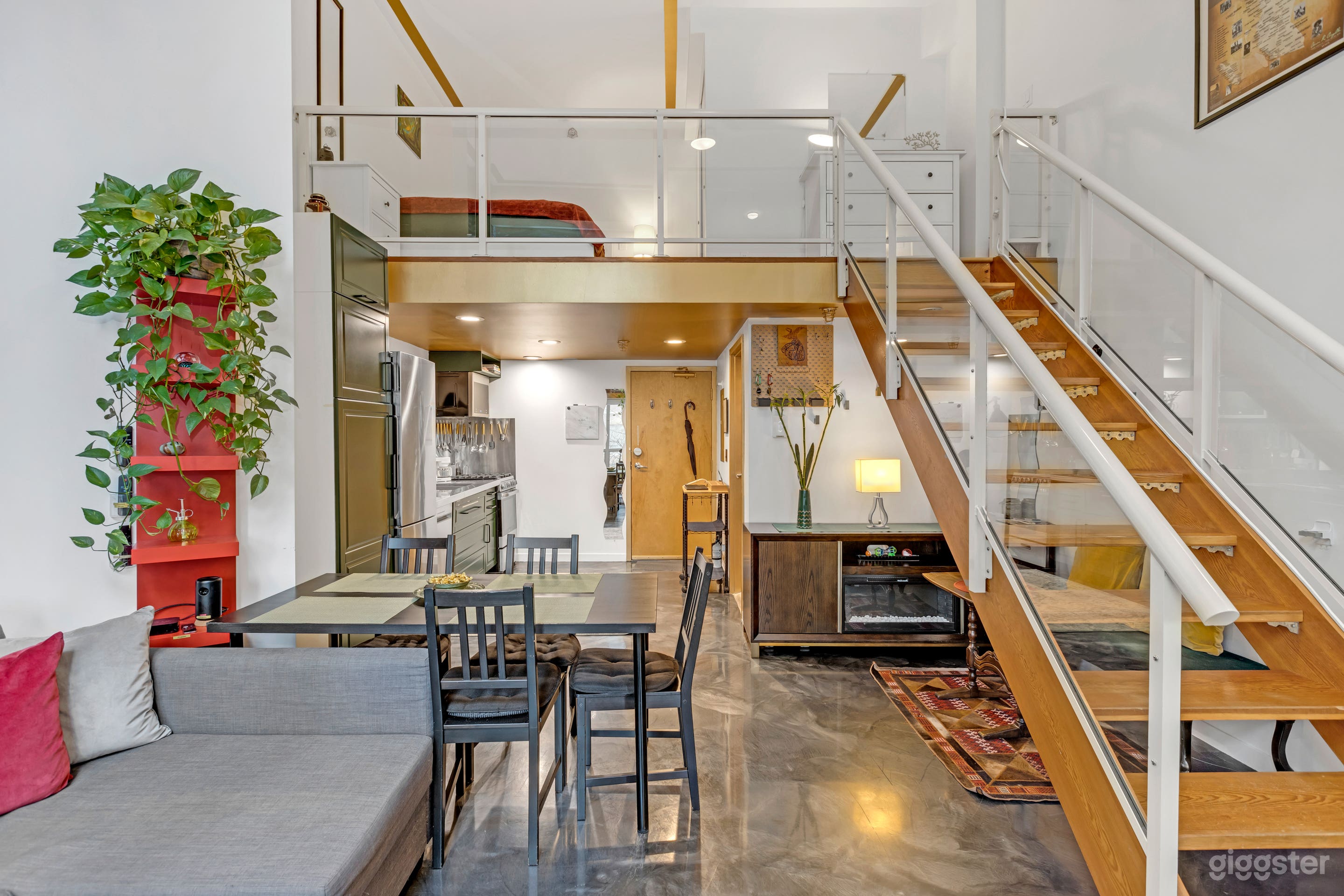 Elegant Loft with Cultural Flair Photo 3