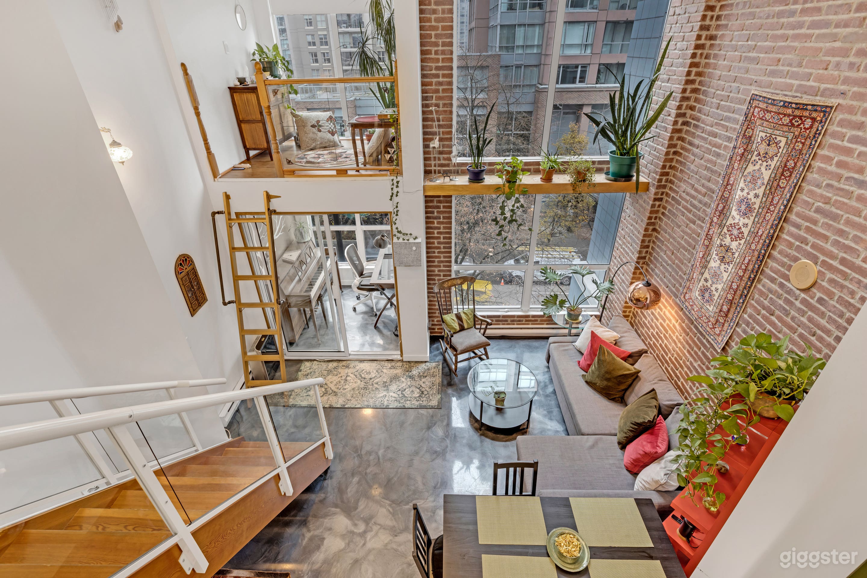 Elegant Loft with Cultural Flair Photo 1