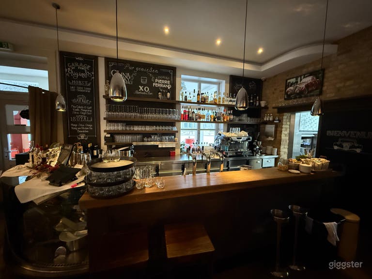  französisches Restaurant / Salon in historischer Tankstelle 